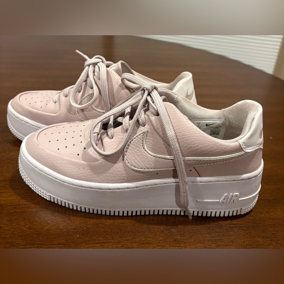 NIKE Women’s Air Force 1 Sage Low Pyschic Pink Leather Platform Sneakers - Picture 2 of 8